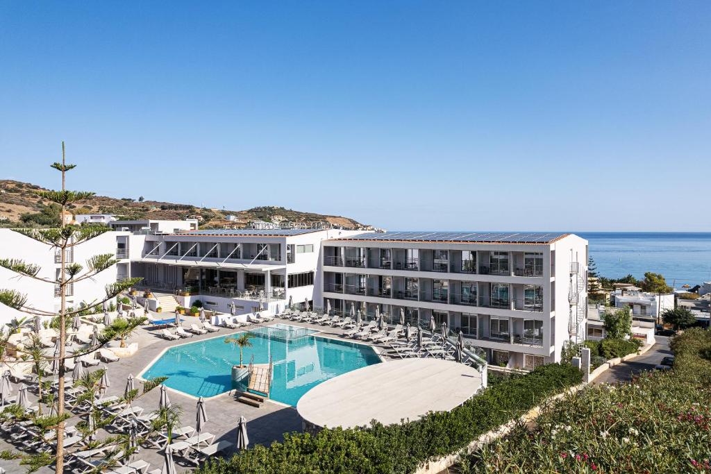 eine Luftansicht eines Hotels mit Pool und Stühlen in der Unterkunft Atali Grand Resort in Balíon