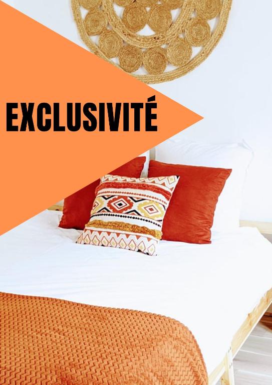 un lit avec un panneau orange qui dit exclusivité dans l'établissement Appartement Hypercentre Calme proche Centre des Congres, à Angers