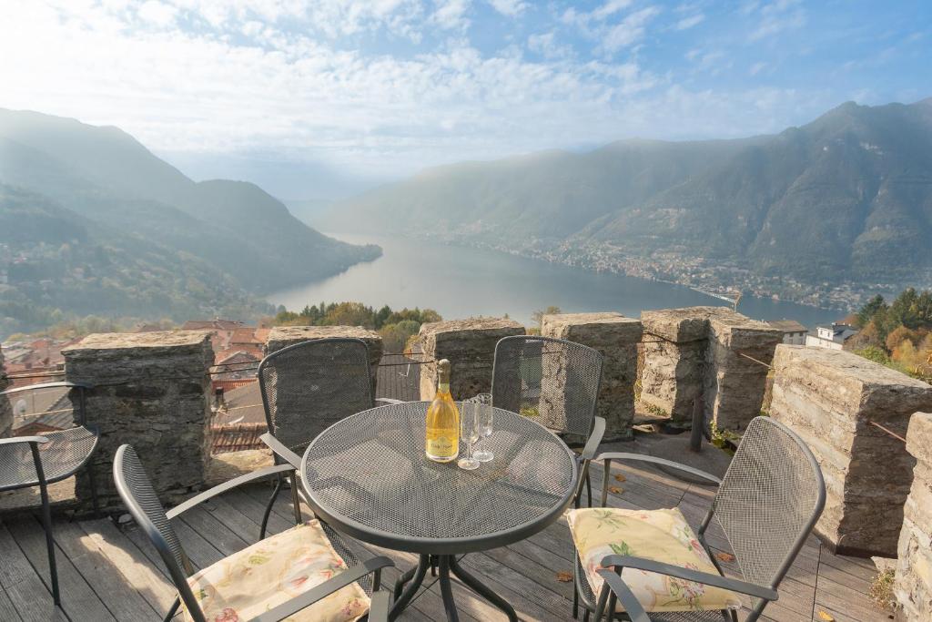 - Balcón con mesa y sillas y vistas al río en Villa Torre di Palanzo with Magnificent View by Rent All Como, en Faggeto Lario 