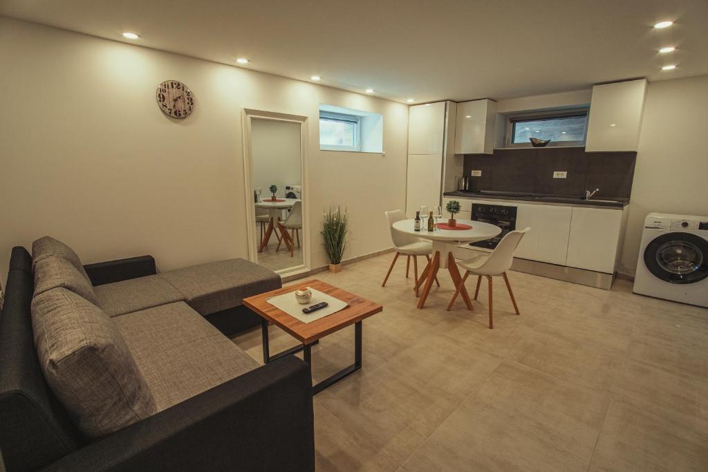 Kuchyňa alebo kuchynka v ubytovaní APARTMANI INFINITY