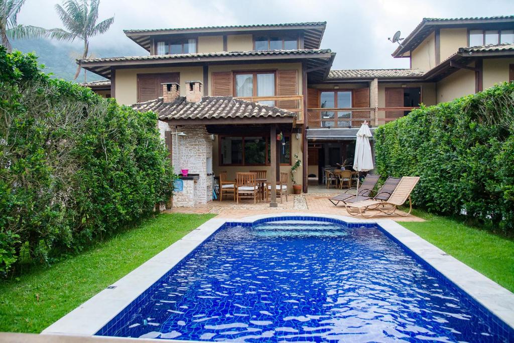 The swimming pool at or close to Incrível casa pé na areia com Wi-Fi em Guaeca-SP