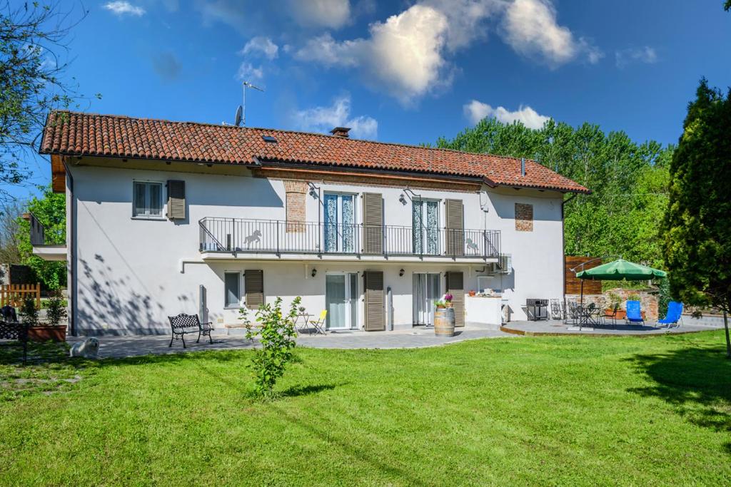 duży biały dom z dużym dziedzińcem w obiekcie Il Martinetto Bed & Breakfast w mieście Cantarana