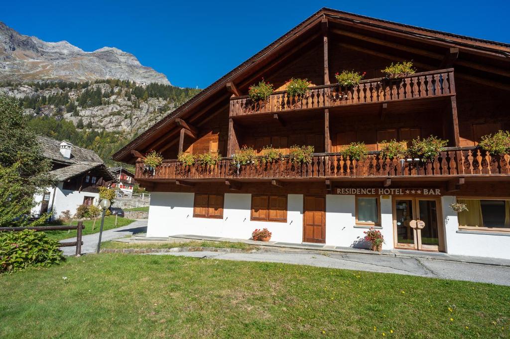 Nespecifikovaný výhled na hory nebo výhled na hory při pohledu z aparthotelu