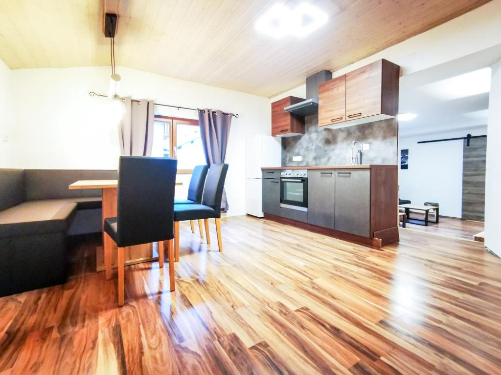 Kuchyň nebo kuchyňský kout v ubytování Alpenchalet Dona