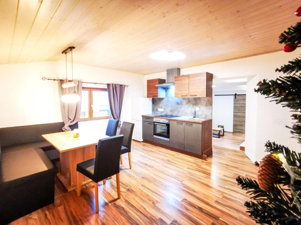 cocina y sala de estar con mesa y sillas en Alpenchalet Dona en Partenen