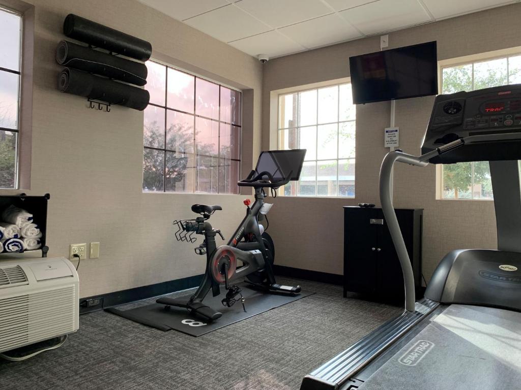 Fitness centrum a/nebo fitness zařízení v ubytování La Quinta Inn & Suites by Wyndham Tempe University, Phoenix