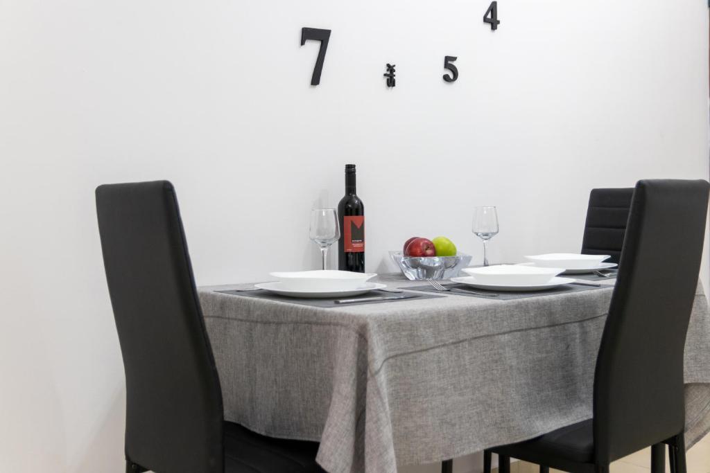 C3 Modern Spartan Apartment - 16