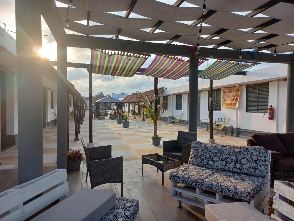 eine Terrasse mit einem Sofa, Stühlen und Sonnenschirmen in der Unterkunft Hotel Verasol in Veracruz