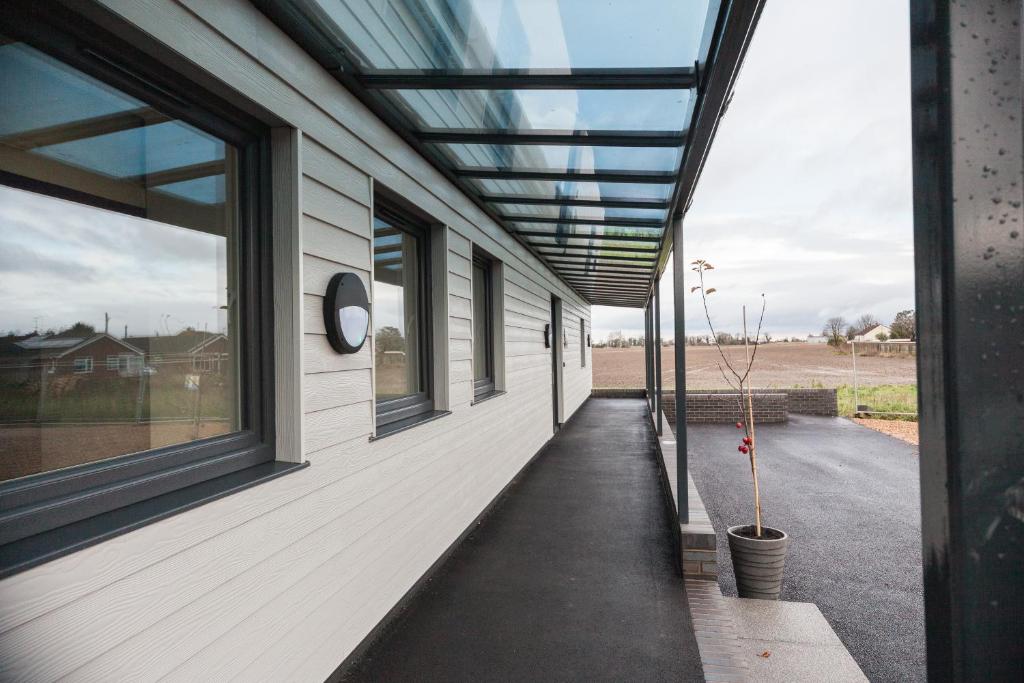 un pasillo de una casa con ventanas y vistas en Crown Lodge Hotel en Wisbech