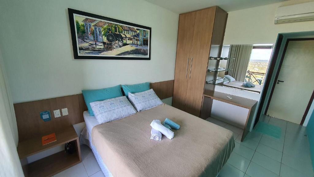 ein Schlafzimmer mit einem Bett mit einem ausgestopften Tier darauf in der Unterkunft Monte Castelo | Gravatá in Bezerros