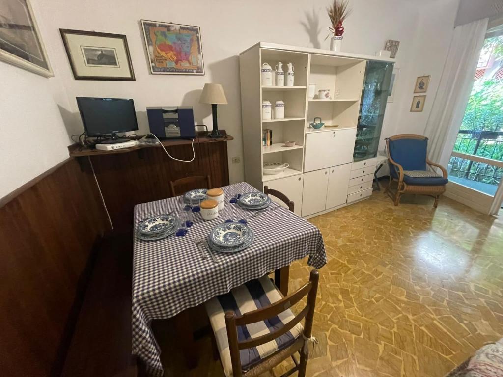 comedor con mesa y TV en Casa Rosanna, en Rapallo