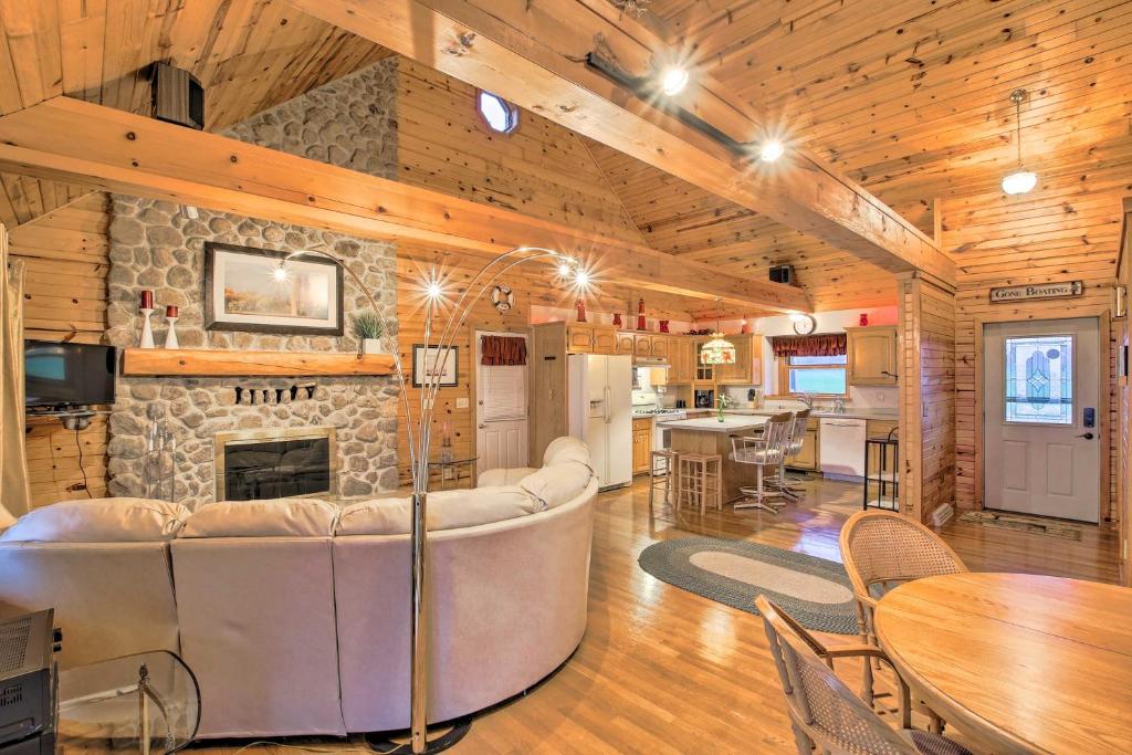 Waterfront Lake Winnebago Cottage Boat Dock, Chilton Tarifs 2023