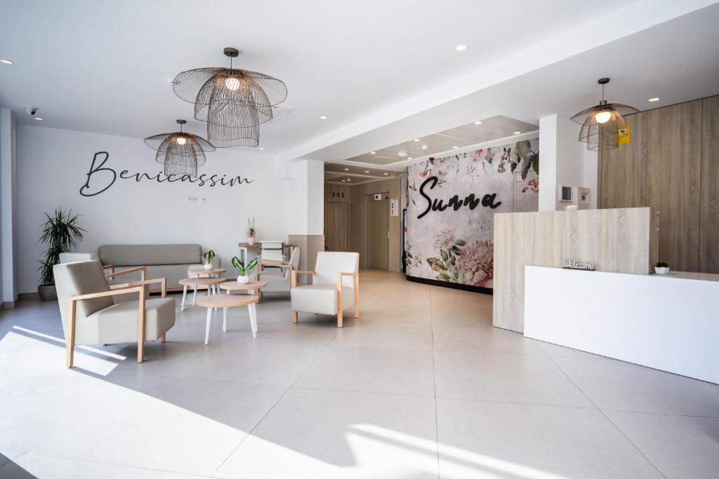 un restaurant avec des tables et des chaises et un panneau indiquant l'été dans l'établissement Hotel Sunna Benicassim, à Benicàssim