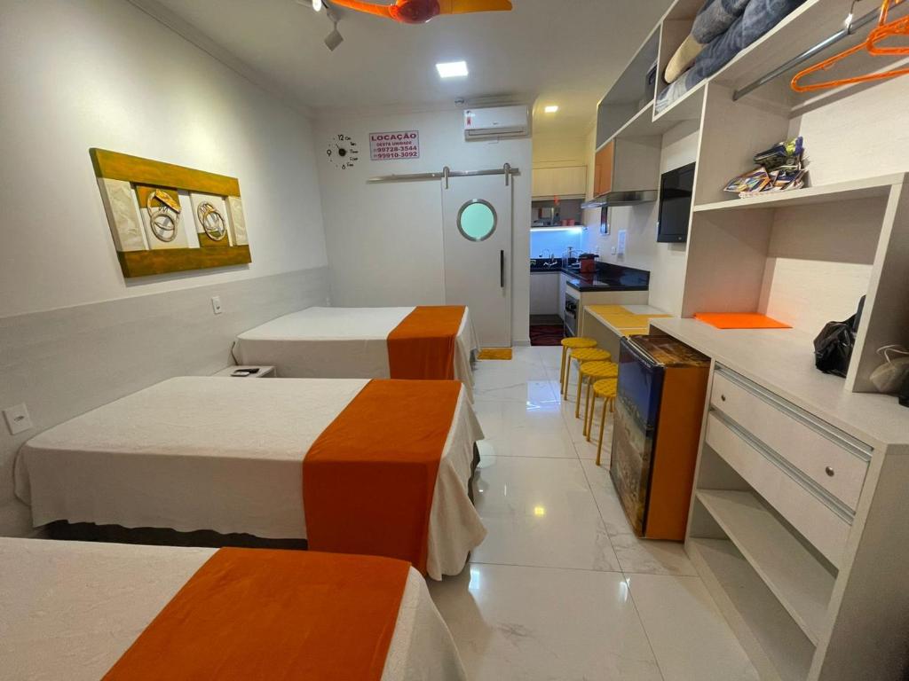 um quarto com duas camas e um balcão em FLAT AMARÍLIS - RIVIERA DE SÃO LOURENÇo em Riviera de São Lourenço