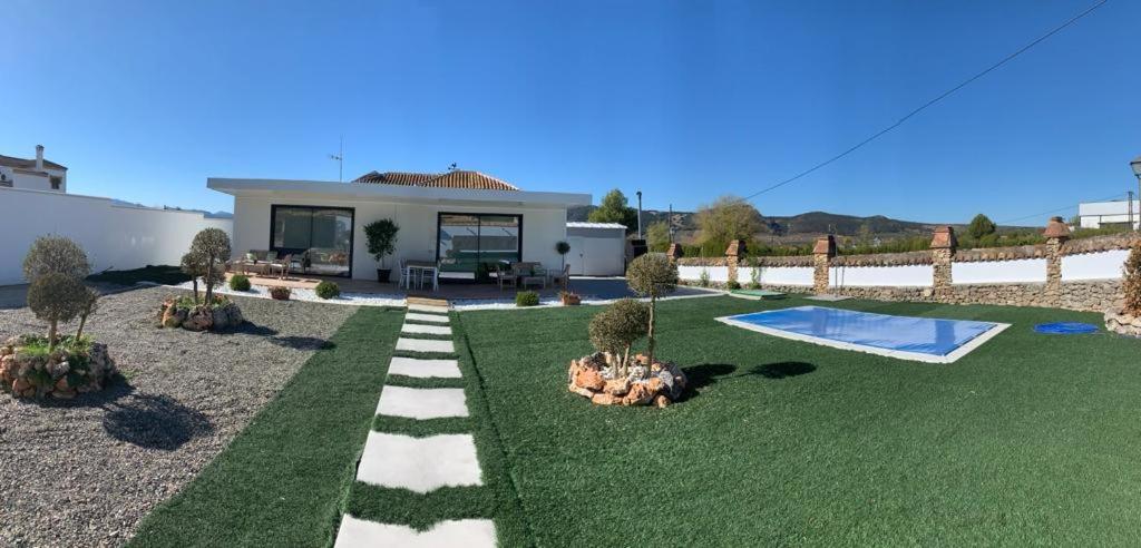 una casa con césped y piscina en Villa Minerva, en Arriate