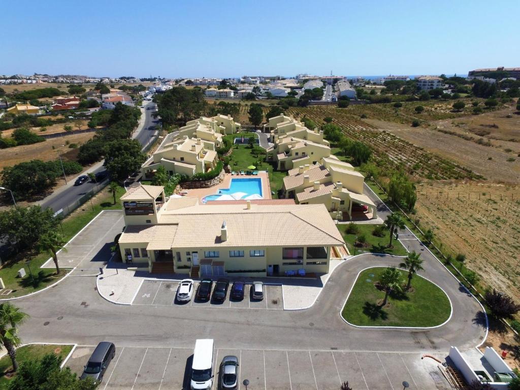 eine Luftansicht eines Hauses mit Pool in der Unterkunft Glenridge Resort By Albufeira Rental in Albufeira