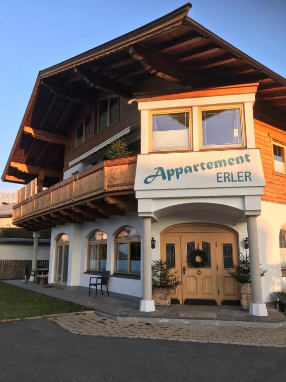 een gebouw met een bord waarop staat dat de leerling binnenkomt bij Appartement Erler in Sankt Johann in Tirol