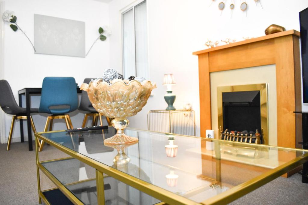 Lovely 2-bedroom serviced apartment with free parking and WIFI