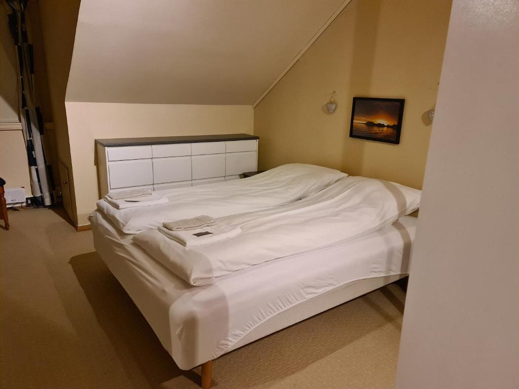 Postel nebo postele na pokoji v ubytování Skeisvang Gjestgiveri
