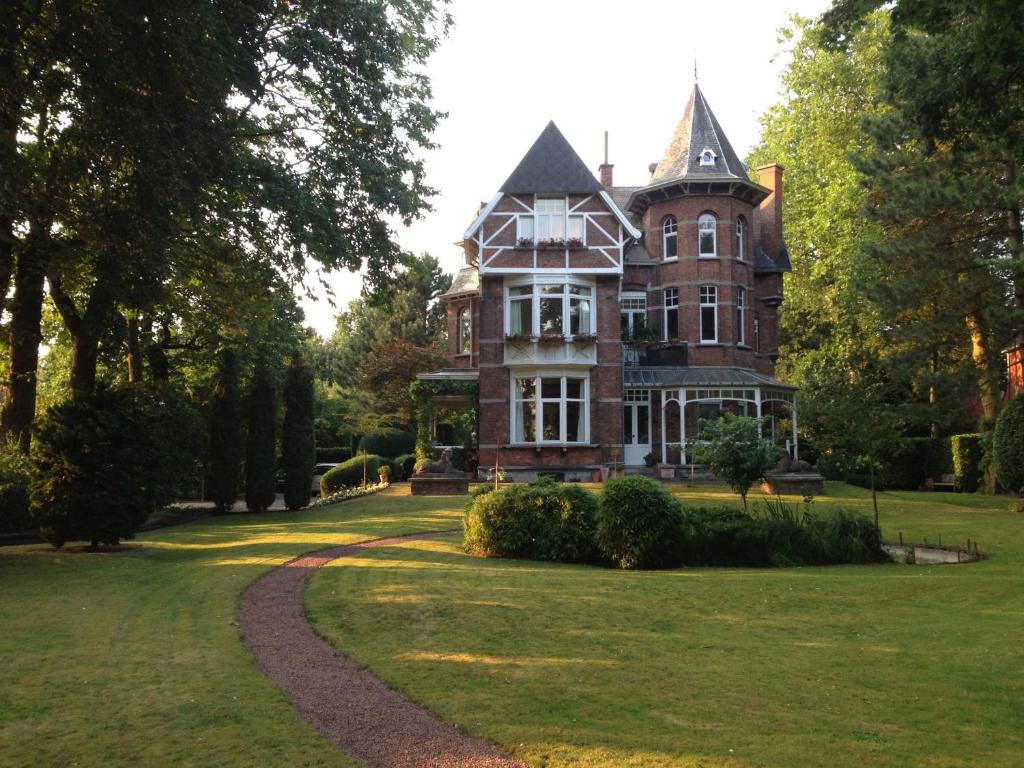 an old house on a lawn with a path in front at B&B Villa Emma in Ghent