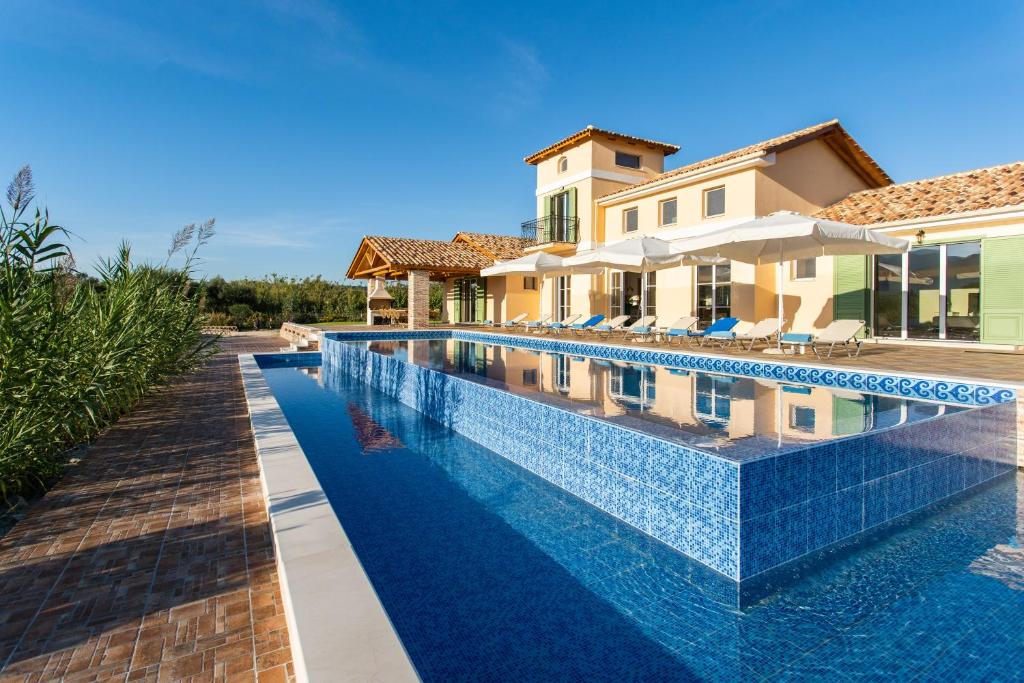uma piscina em frente a uma villa em Aneli Luxury Villas - Villa Semeli em Zakynthos