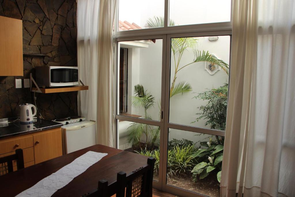 uma cozinha com uma mesa e uma grande janela de vidro em Departamentos Ibazeta em Salta