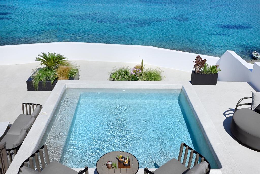 Bazén v ubytování Aeonic Suites and Spa nebo v jeho okolí