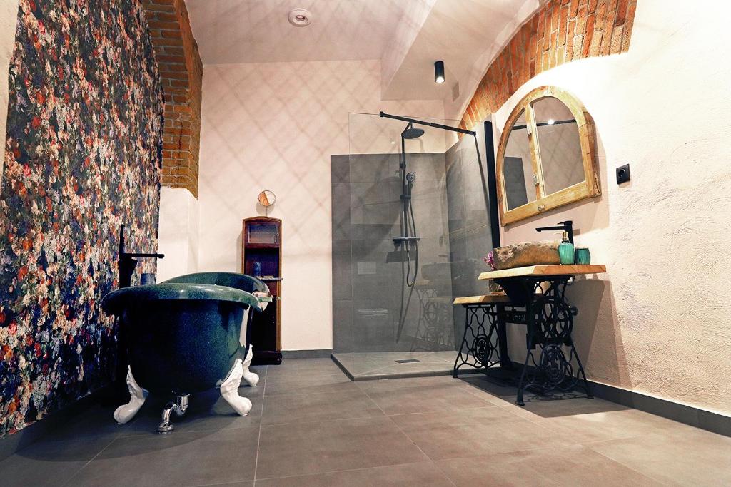 łazienka z dużą wanną i prysznicem w obiekcie 5 Porte w mieście Racibórz