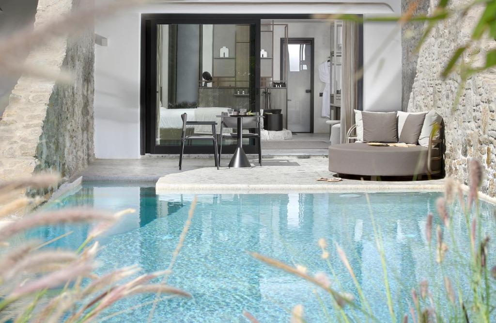 Bazén v ubytování Aeonic Suites and Spa nebo v jeho okolí