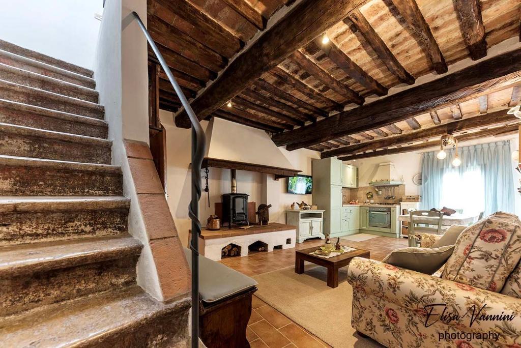 - un salon avec un escalier et un canapé dans l'établissement A Casa di Titta, à Terricciola
