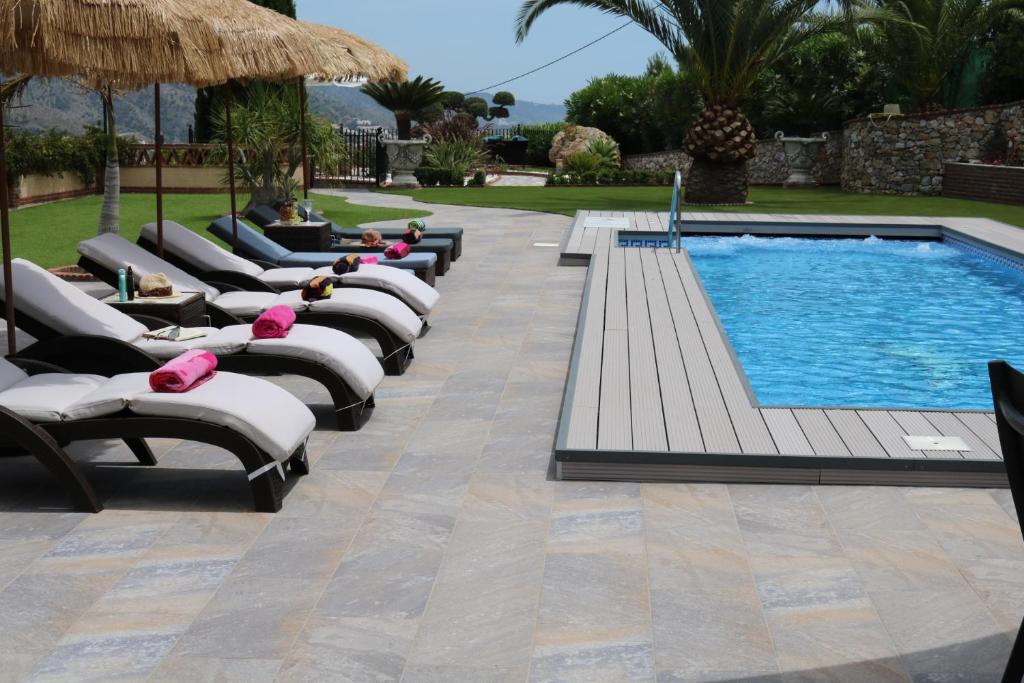 Bazén v ubytování Exceptional Costa del Sol Villa El Espuela for 8 Heated pool Amazing views & quality nebo v jeho okolí