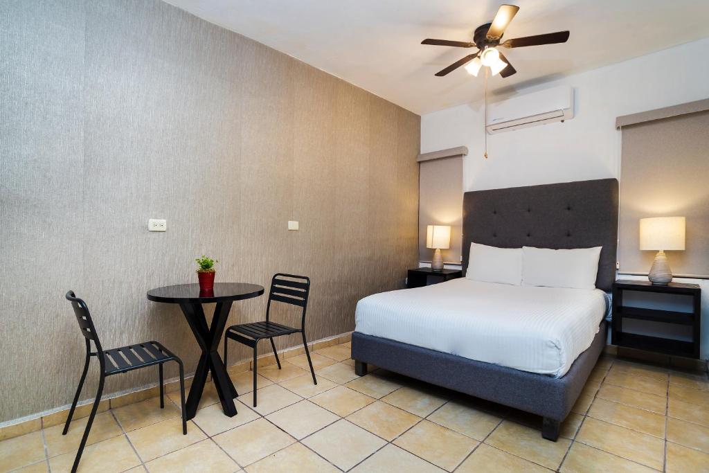 Postel nebo postele na pokoji v ubytování San José Suites Boutique