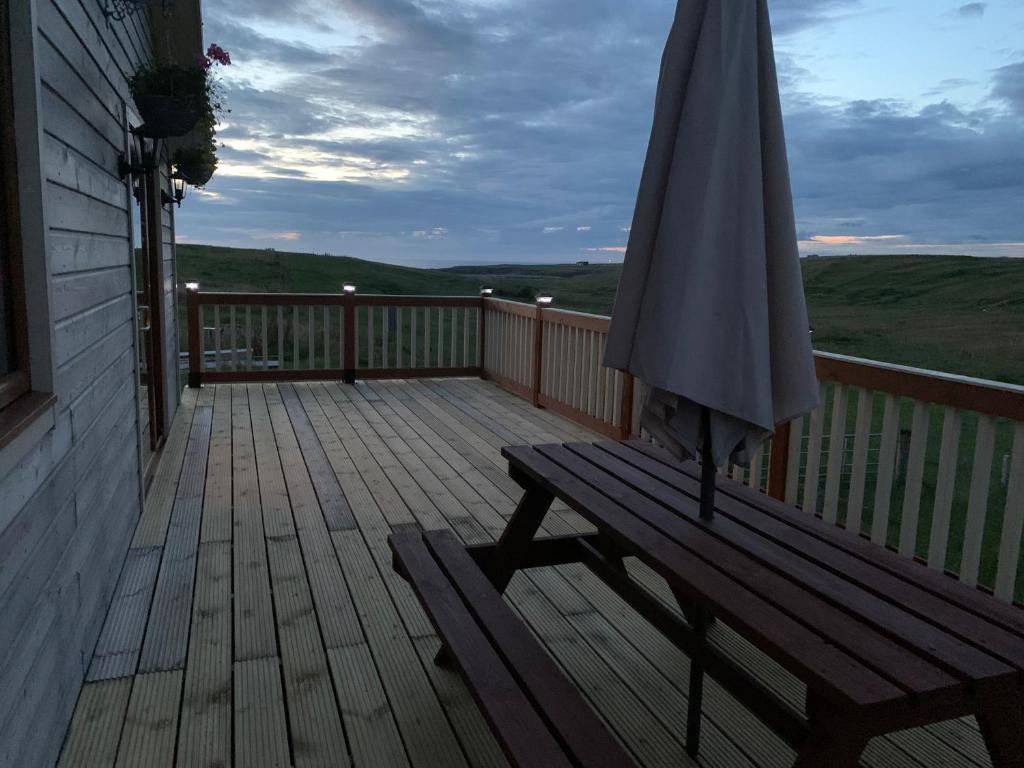 Balcony o terrace sa Riverside Chalet Borve Isle of Lewis