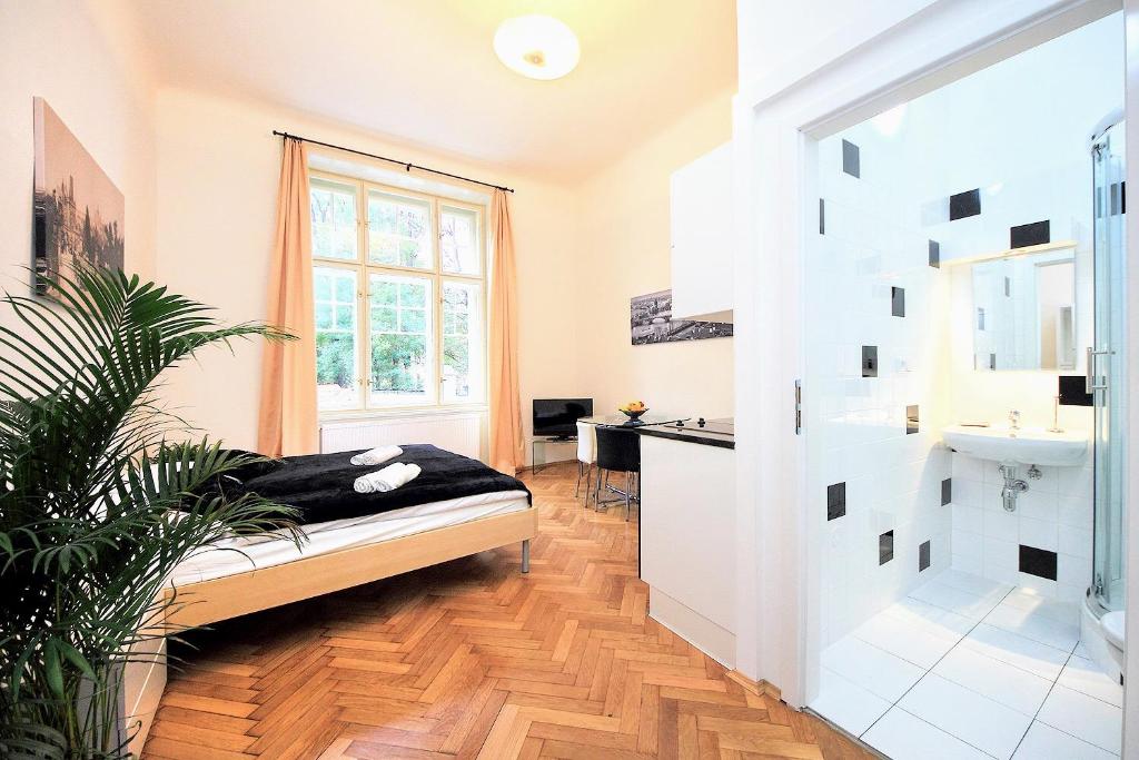um quarto com uma cama e um lavatório em PEACEFUL COUPLE STAY / OLD TOWN / JEWISH QUARTER em Praga