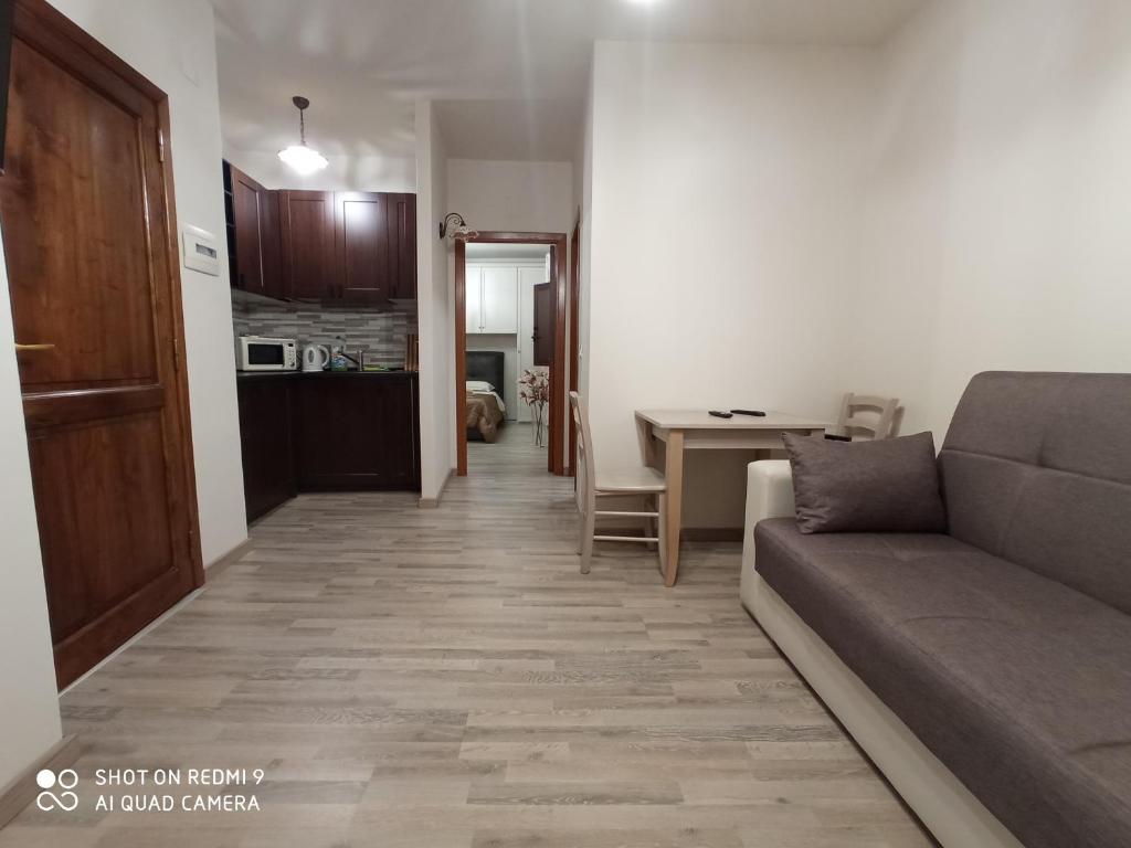 sala de estar con sofá y mesa en Il Duomo Apartment, en Catania