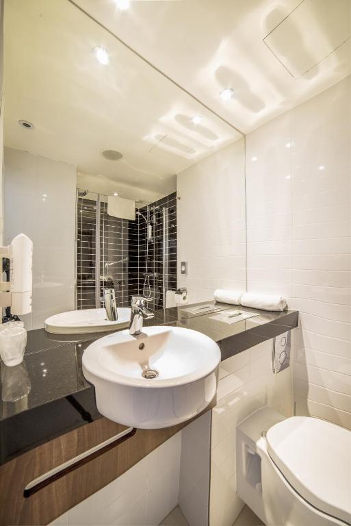 Koupelna v ubytování ibis Styles Wałbrzych
