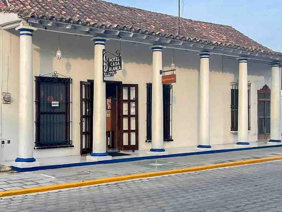 ein Gebäude mit Säulen und Türen auf einer Straße in der Unterkunft Hotel Casa Blanca by Rotamundos in Tlacotalpan