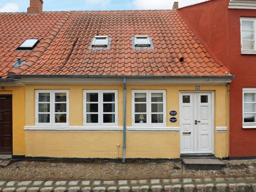ルーケベングにある4 person holiday home in Rudk bingの赤屋根の黄色い家