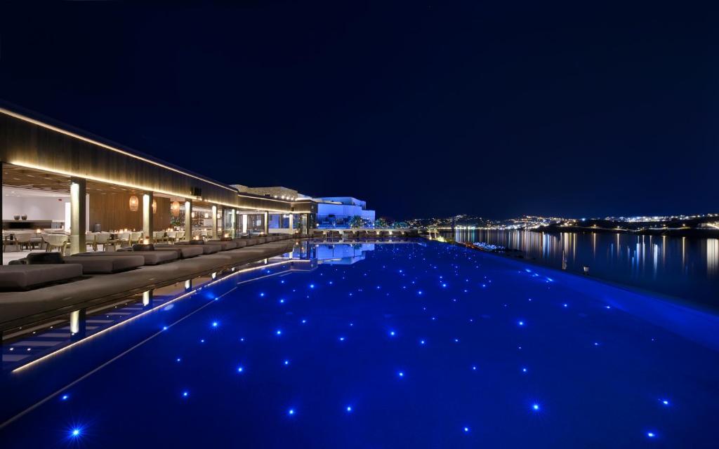 Bazén v ubytování Aeonic Suites and Spa nebo v jeho okolí