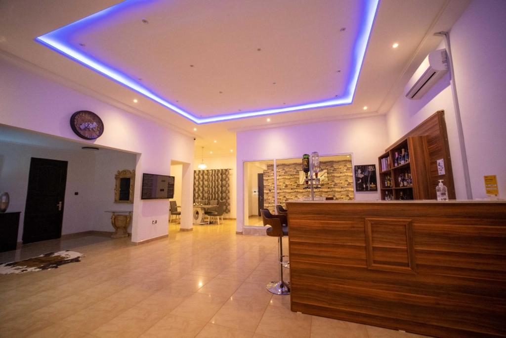 Una habitación grande con un bar en el medio. en The Cabyn en Accra