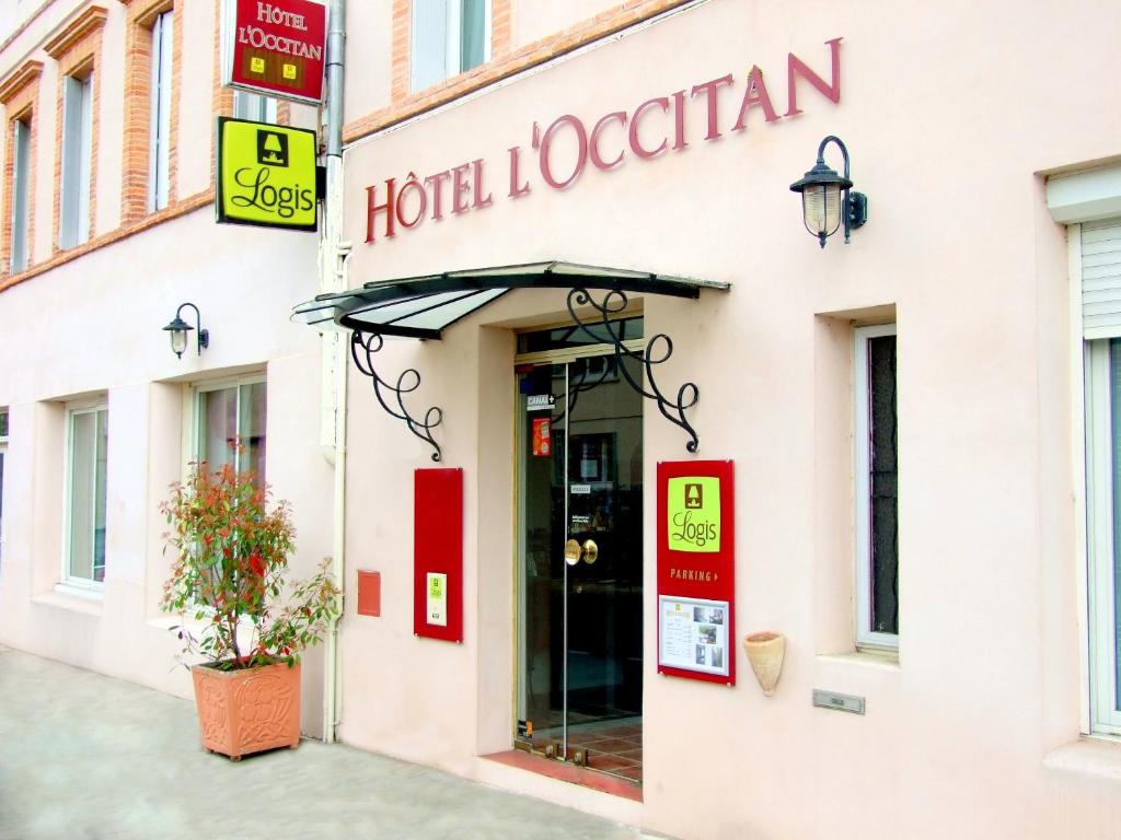 una señal de ubicación del hotel en el lateral de un edificio en Logis Hotel L'Occitan en Gaillac