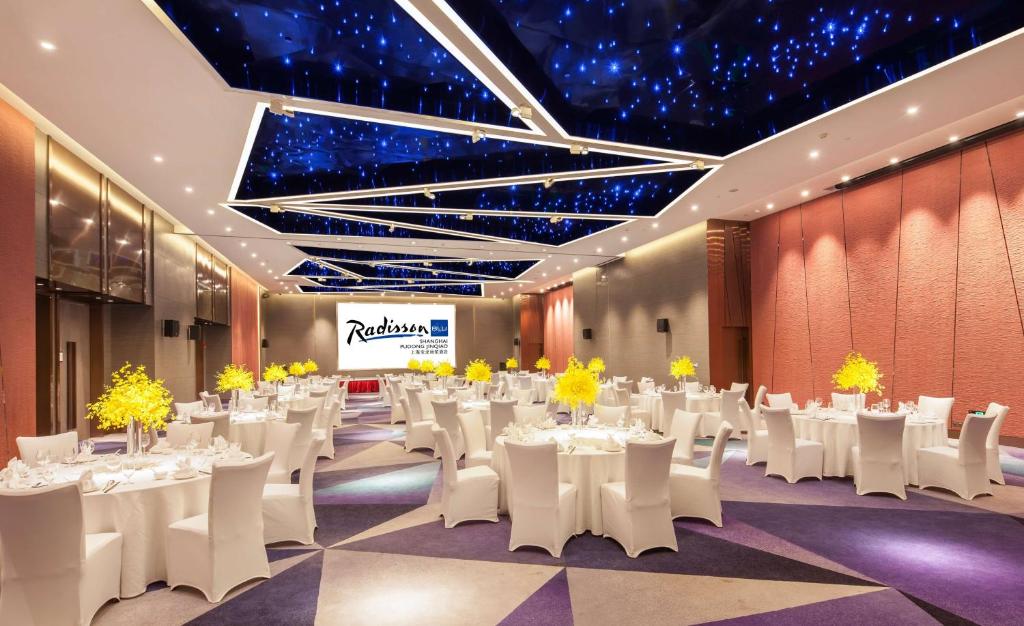 TV a/nebo společenská místnost v ubytování Radisson Blu Shanghai Pudong Jinqiao