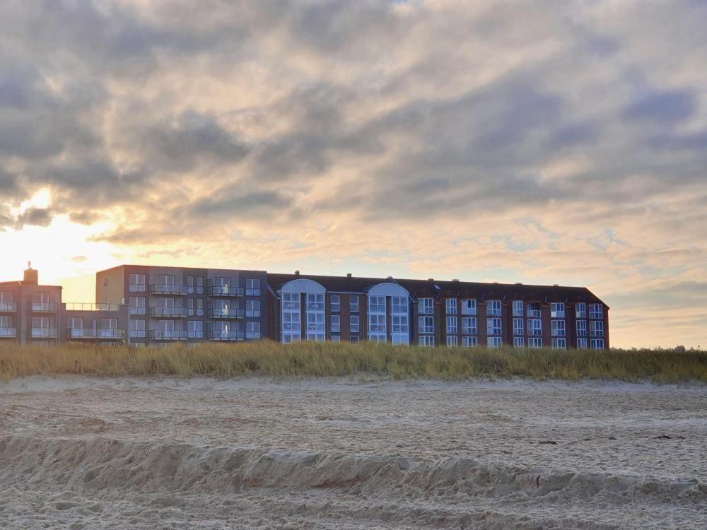 ein Gebäude am Strand neben dem Strand in der Unterkunft Horizont Wohnung 3 in Cuxhaven