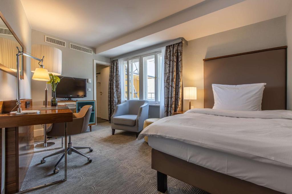 Postel nebo postele na pokoji v ubytování Radisson Blu Hotel Schwarzer Bock Wiesbaden