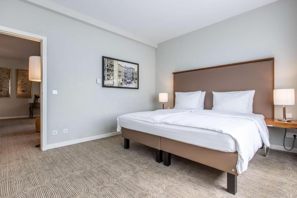 Postel nebo postele na pokoji v ubytování Radisson Blu Hotel Schwarzer Bock Wiesbaden