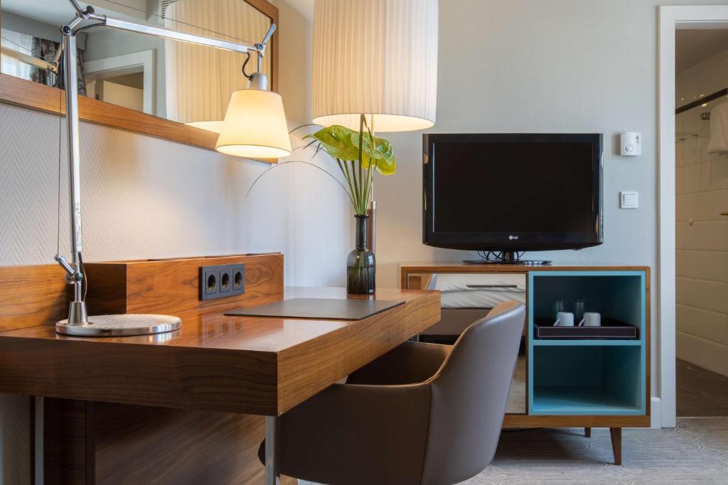 TV a/nebo společenská místnost v ubytování Radisson Blu Hotel Schwarzer Bock Wiesbaden