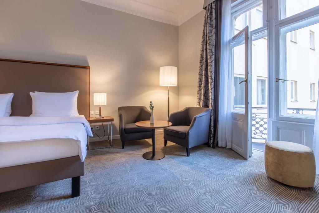 Postel nebo postele na pokoji v ubytování Radisson Blu Hotel Schwarzer Bock Wiesbaden
