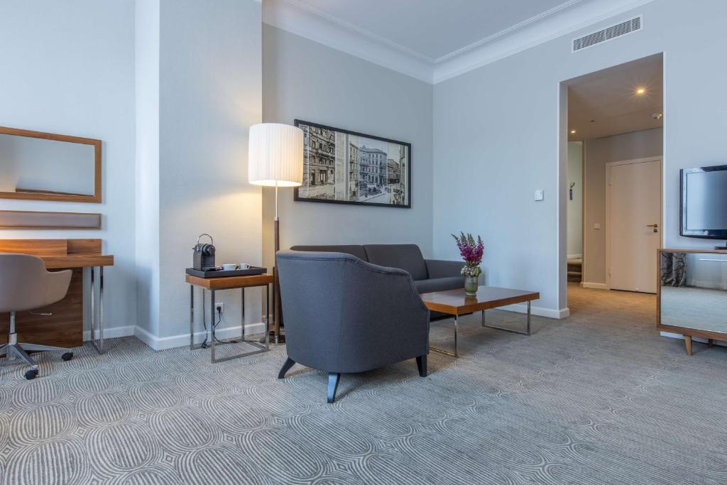 TV a/nebo společenská místnost v ubytování Radisson Blu Hotel Schwarzer Bock Wiesbaden