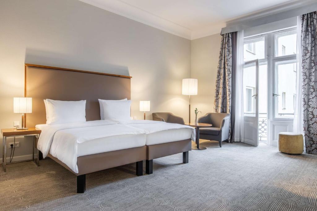 Postel nebo postele na pokoji v ubytování Radisson Blu Hotel Schwarzer Bock Wiesbaden