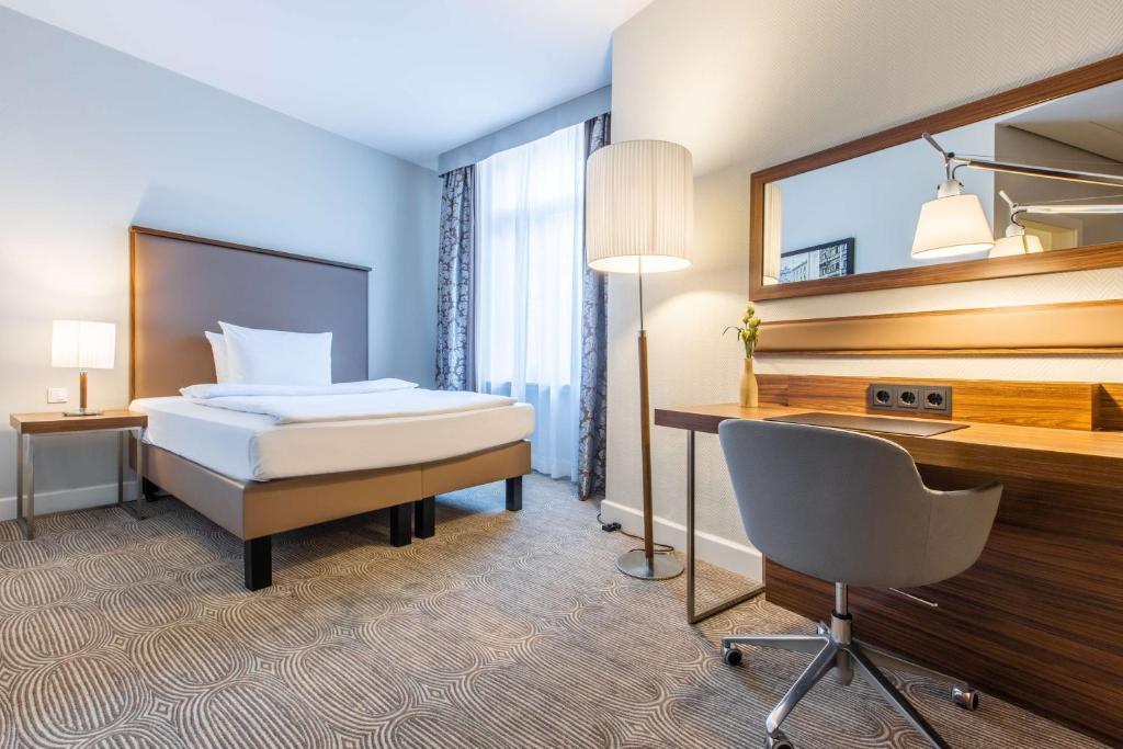 Postel nebo postele na pokoji v ubytování Radisson Blu Hotel Schwarzer Bock Wiesbaden